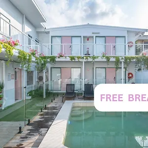 Surf Boutique Backpackers - Free Breakfast , Gold Coast Australia